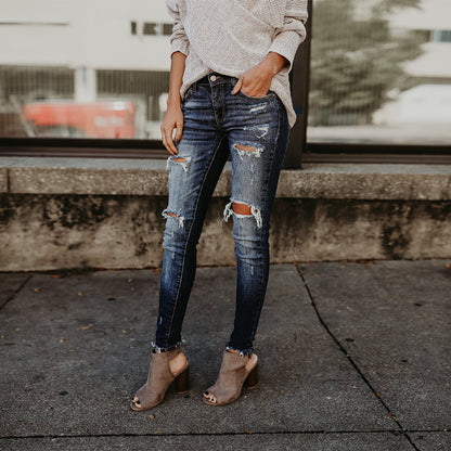 Women's skinny jeans with destroyed pant